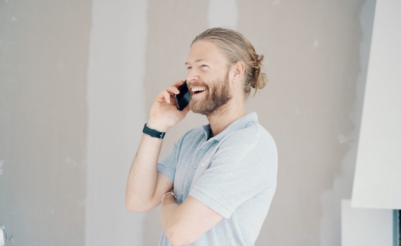 Nikolai er prosjektleder hos Lomundal. Her prater han i telefonen med en kunde.