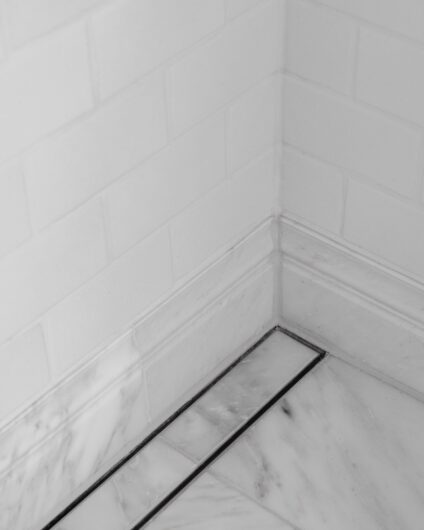 Insert tile designsluk i dusj med marmorflis. Utført av Lomudal.