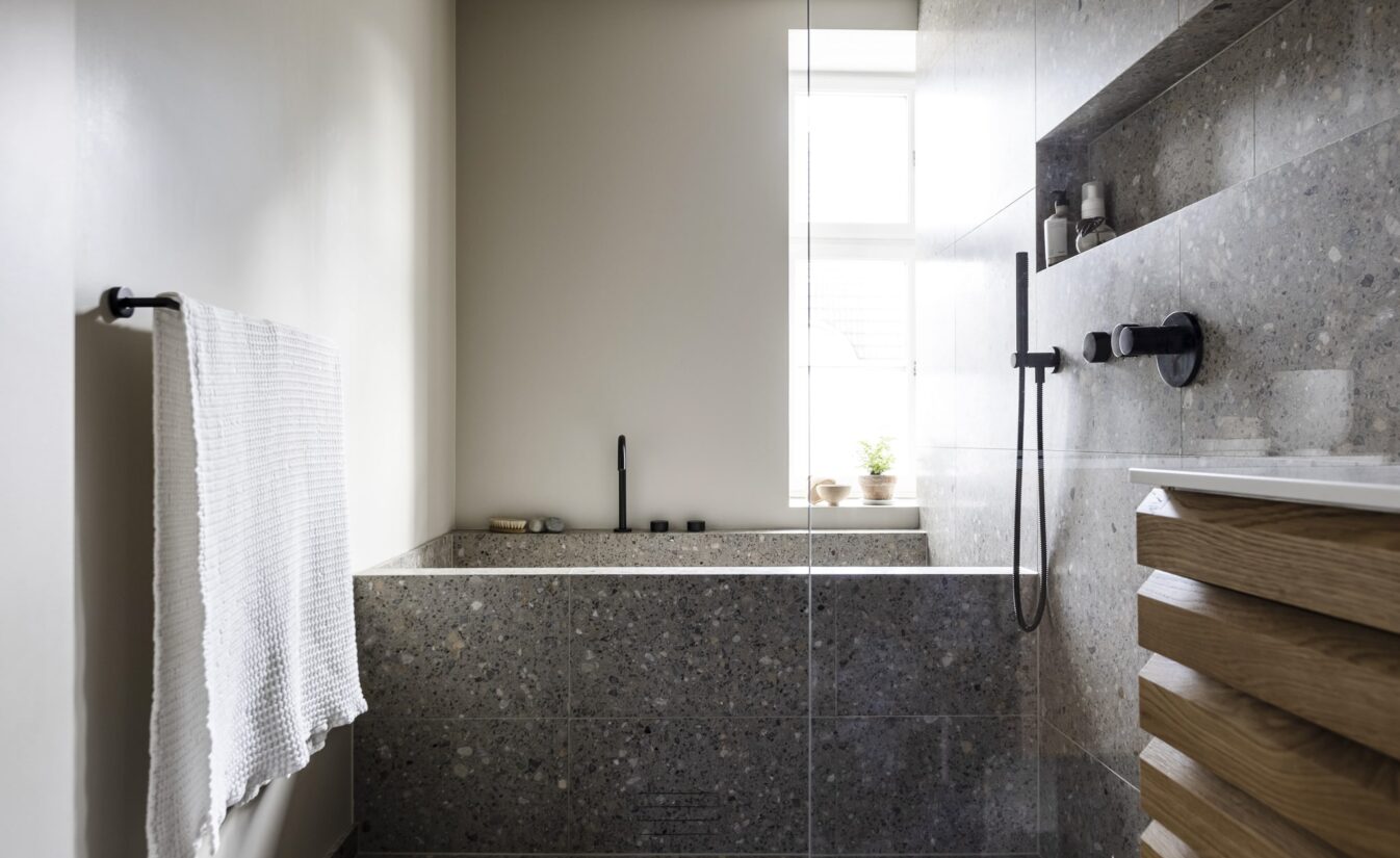 Badet til Kamilla Eida bak nettbutikken Eitra Bad. Badet har en kombinasjon av terrazzofliser og malte nøytrale flater. Badet er totalrenovert av Lomundal.