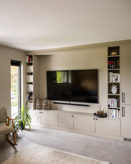 TV stue i beige doner med plassbygd mediamøbel rundt TV. Utført av Lomundal.