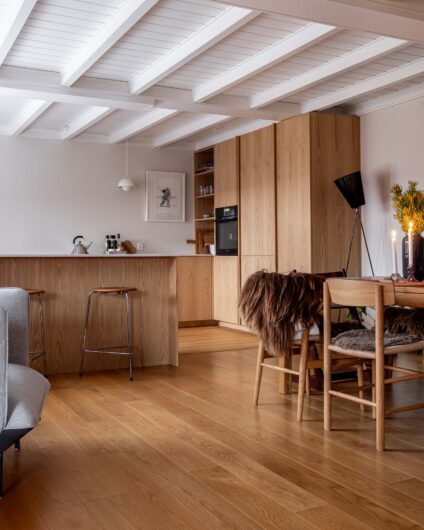 Inspirerende og moderne kjøkken fra Nesje med fronter i eik, matchende parkett og lyse vegger. Utført av Lomundal.