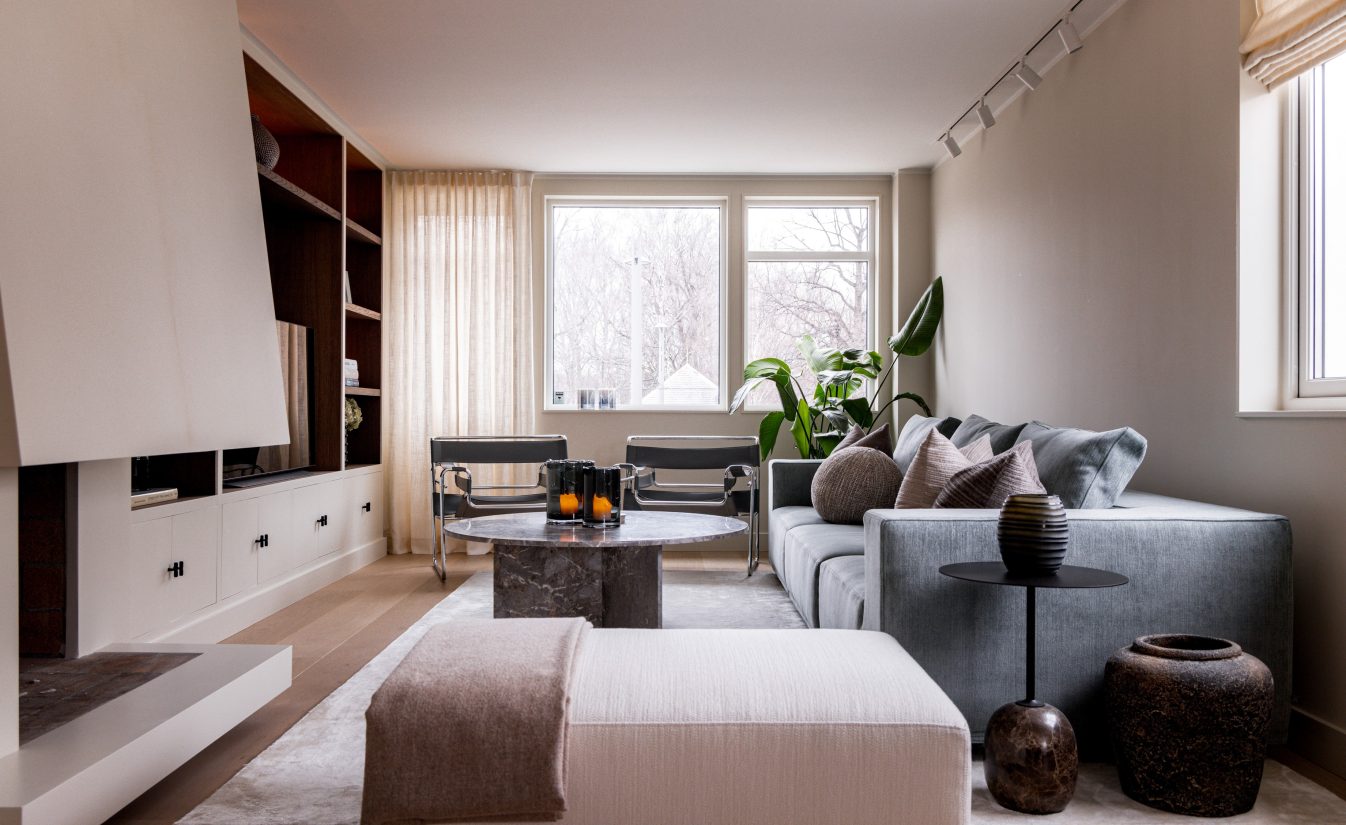 Lys og luftig stue med enstavs parkett, lyse vegger i fargen Kokos og spesialtilpasset mediamøbel.