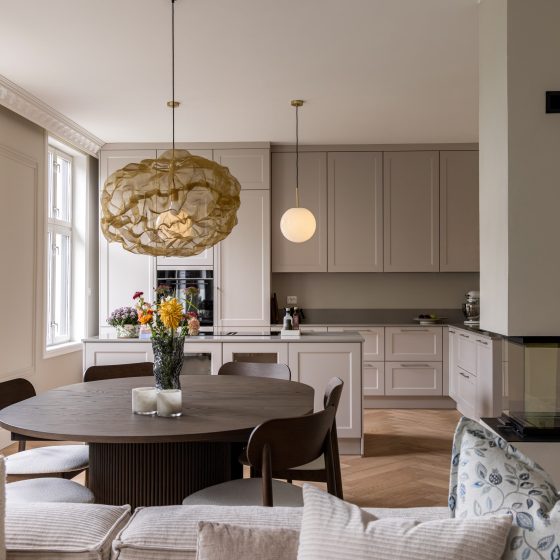 Åpen stue og kjøkkenløsning i klassisk leilighet på Grunerløkka. Vegger og innredning i beige toner. Leiligheten er totalrenovert av Lomundal.