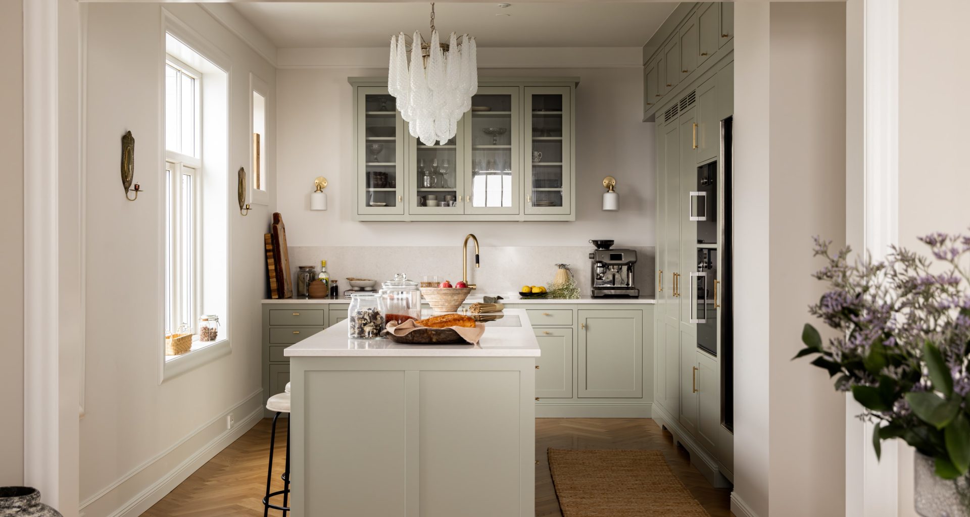 Kjøkken i klassisk bolig på Bekkelaget i Oslo. Kjøkkeninnredningen er fra Kvänum i en klassisk grønnfarge. Boligen er totalrenovert av Lomundal.