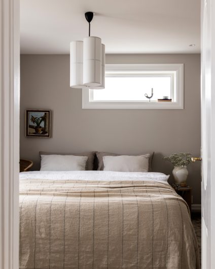 Soverom med vegg-til-vegg teppe og en behagelig beige farge på vegg. Boligen er totalrenovert av Lomundal.