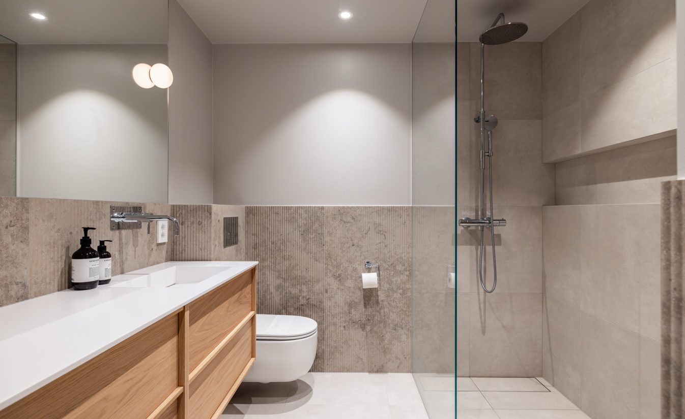 Et lunt, lyst og skandinavisk bad med et organisk uttrykk.