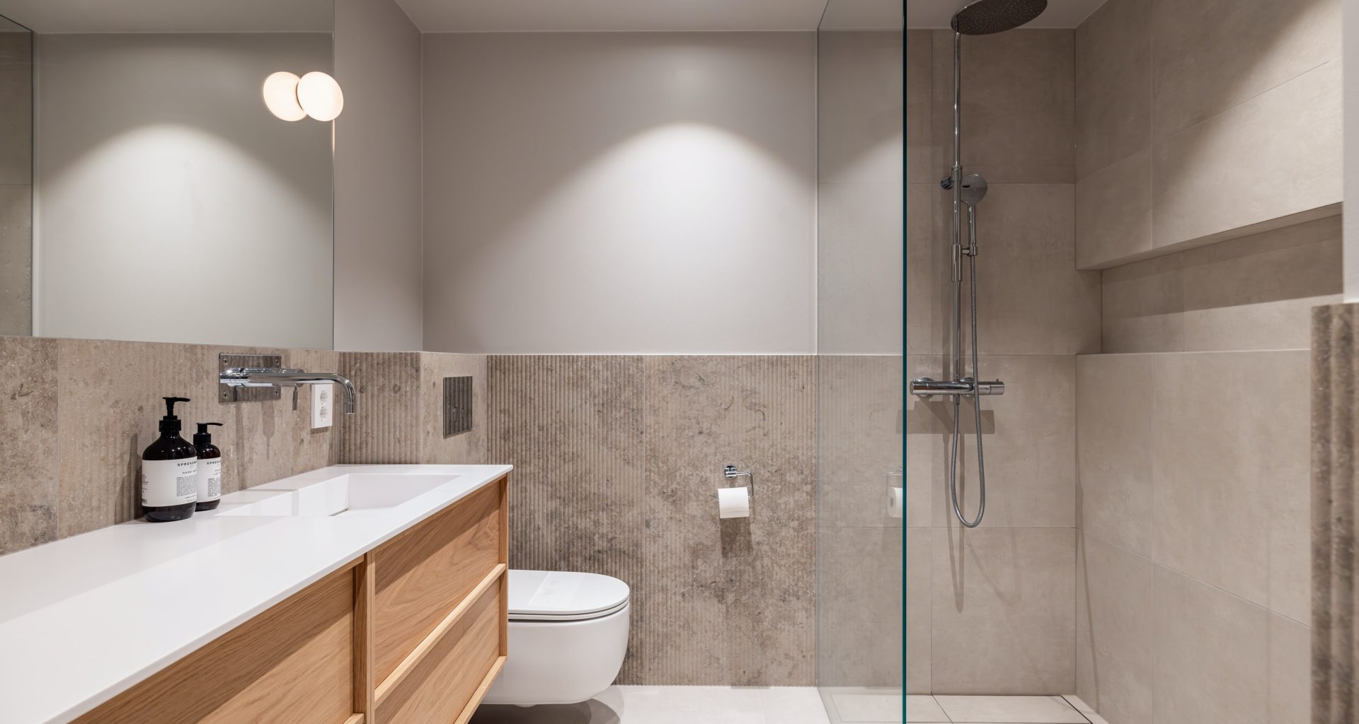 Et lunt, lyst og skandinavisk bad med et organisk uttrykk.