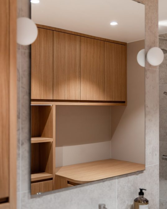 Skandinavisk bad med et organisk uttrykk.