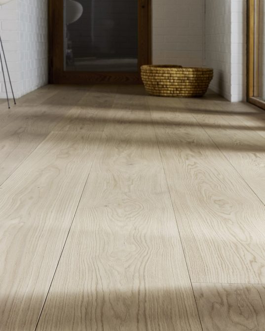Timberwise Wide Plank fra Skógr. En klassisk og lys enstavs parkett.