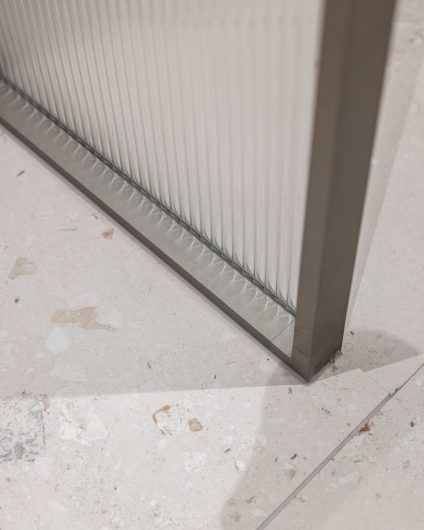 Moderne, Skandinavisk bad med terrazzoflis med litt mønster og et hint av farge på gulv, samt en dusjvegg i glass med riller. Utført av Lomundal.