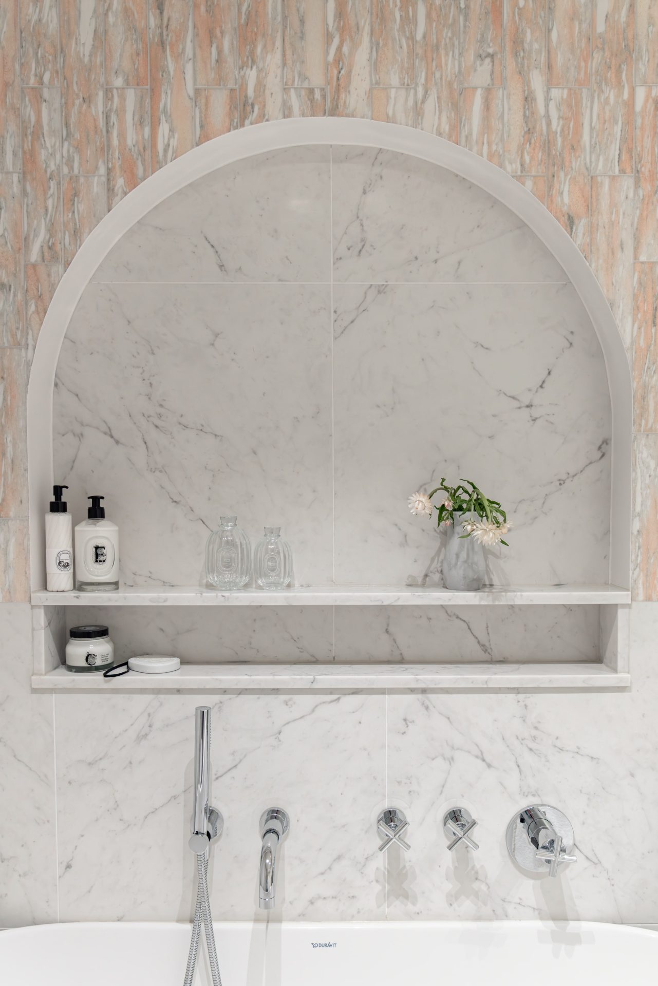 Totalrenovering av en moderne leilighet i klassisk stil - Bilde