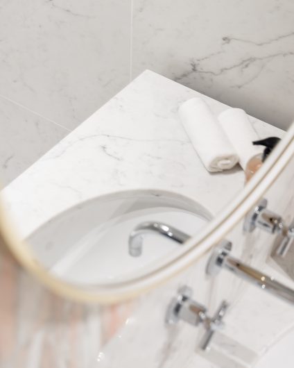 Eksklusivt bad i klassisk stil med innredning i Carrara marmor. Badet har et lyst og elegant uttrykk. Utført av Lomundal.