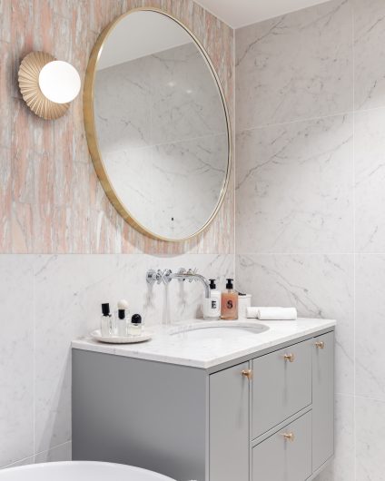 Eksklusivt, klassisk bad i lyse, delikate fargetoner. Badet er flislagt med norsk, rosa Fauske marmor og Carrara marmor. Utført av Lomundal.