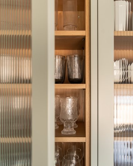 Klassisk kjøkken i en mintgrønn tone. Kjøkkenet har et klassisk uttrykk med rillet glass i vitrineskap. Utført av Lomundal.