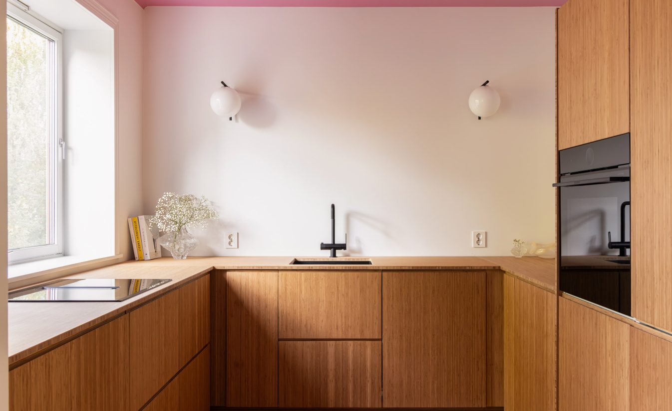 Bambuskjøkken i en minimalistisk stil. Kjøkkenet har et luftig og skandinavisk uttrykk.