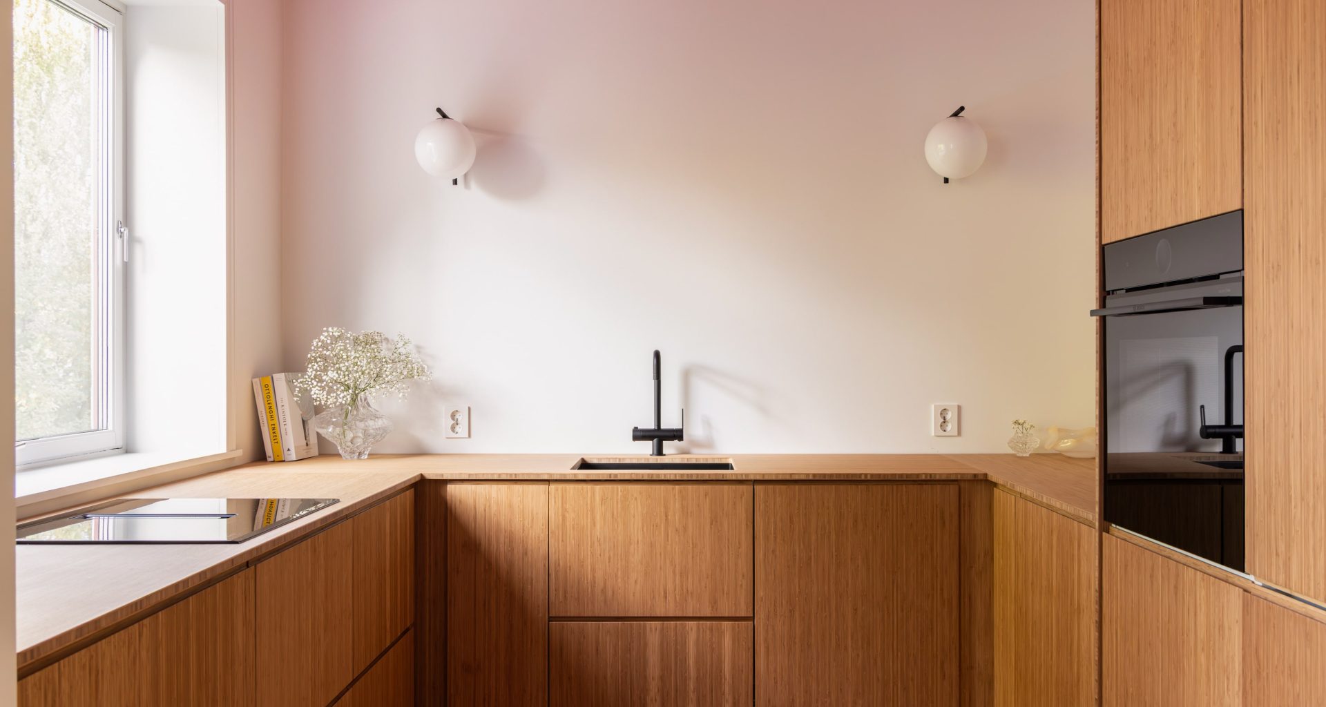 Bambuskjøkken i en minimalistisk stil. Kjøkkenet har et luftig og skandinavisk uttrykk.