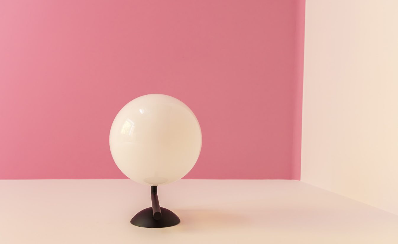 Detaljbilde av kjøkkenveggen malt i klassisk hvit fra Jotun og tak malt i en sterk rosafarge. Utført av Lomundal.