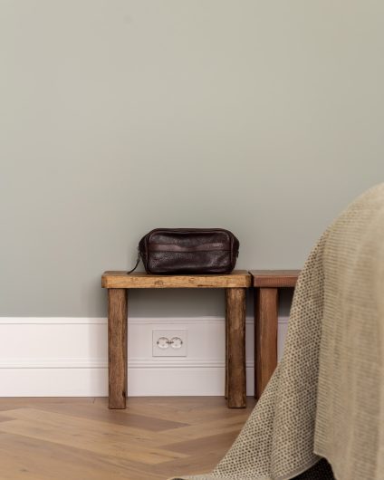 Soveromsvegger i en dus mintgrønn farge som skaper en behagelig og avslappende romfølelse, med brede gulvlister og fiskebensparkett. Utført av Lomundal.