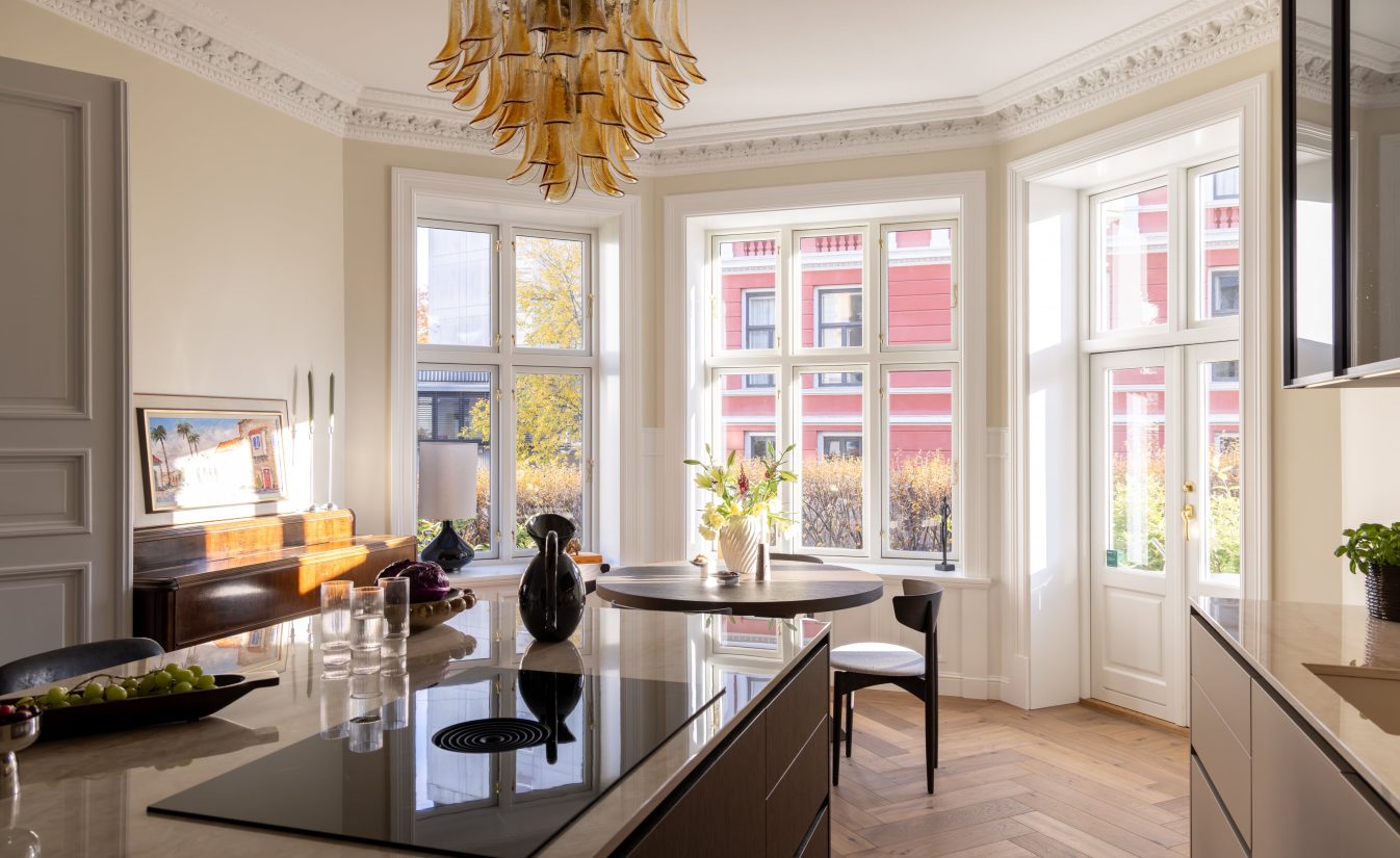 Klassisk kjøkken med elegante og tidløse detaljer som rammer inn rommet. På dette kjøkkenet finner man rosett, stukkaturlister, vegglister og klassisk fiskebensparkett med naturlig spill. Utført av Lomundal.