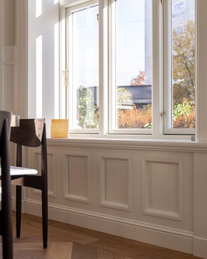 Vegglister som tilfører kjøkkenet klassiske detaljer og gir et stilrent uttrykk sammen med den tidløse, mørke fiskebensparketten. Utført av Lomundal.