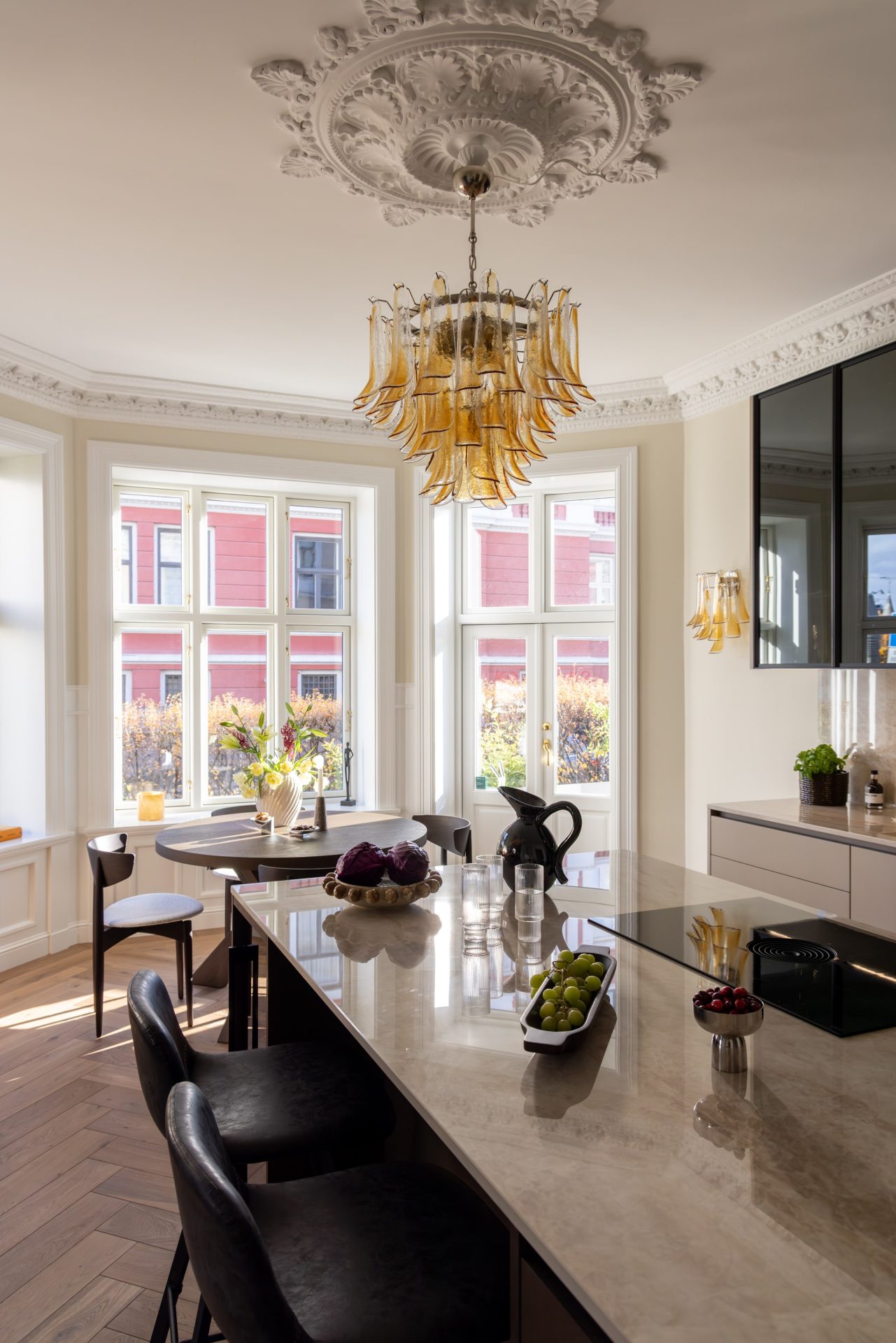 Klassisk soverom i en dus grønnfarge med hvite, elegante stukkaturlister og rosett. Rommet har en behagelig og lys atmosfære, med detaljer i lyst treverk og plassbygd skap. Utført av Lomundal. - Bilde