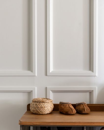 Vegg i gang med klassiske vegglister som skapet et elegant uttrykk. Utført av Lomundal.