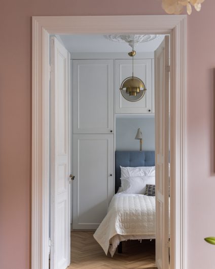 Stue og soverom med klassiske detaljer som stukkatur og rosett, samt elegante fløydører. Utført av Lomundal.