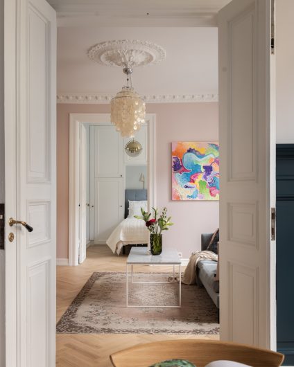 Klassisk leilighet i Oslo med stukkatur, rosett og brystning. Utført av Lomundal.