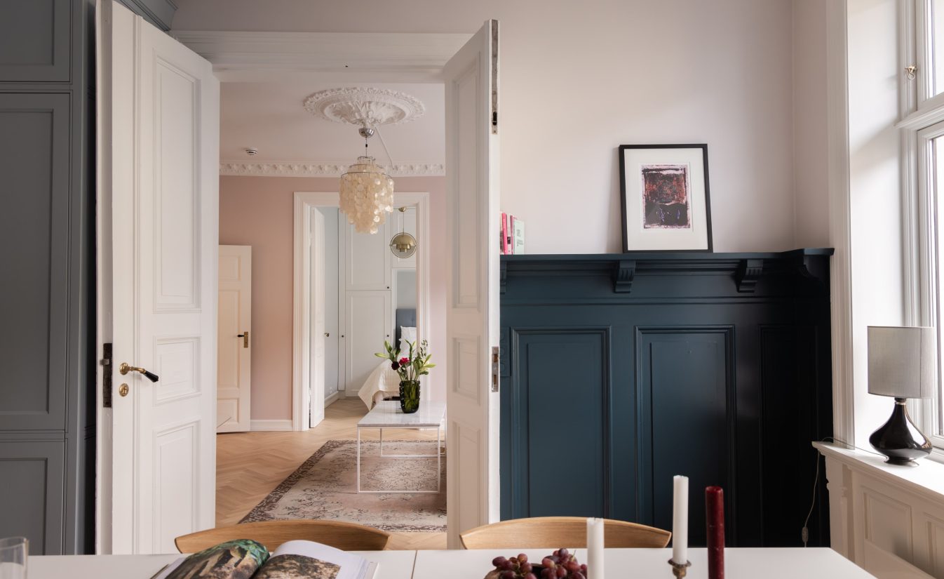 Klassisk leilighet i Oslo med stukkatur, rosett og brystning. Utført av Lomundal.