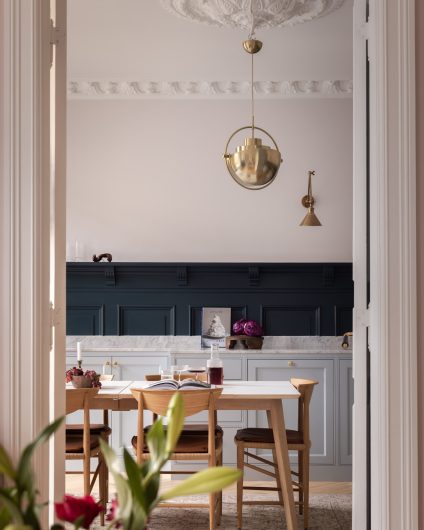 Skreddersydd, klassisk kjøkken med elegante materialvalg i lekre blåtoner. Utført av Lomundal.