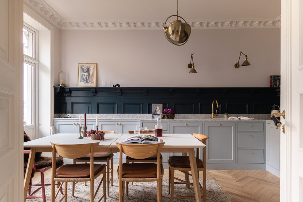 Et elegant kjøkken i blåtoner med et klassisk uttrykk. Kjøkkenet har lekre detaljer i messing som tilfører eksklusivitet i uttrykket. Utført av Lomundal.