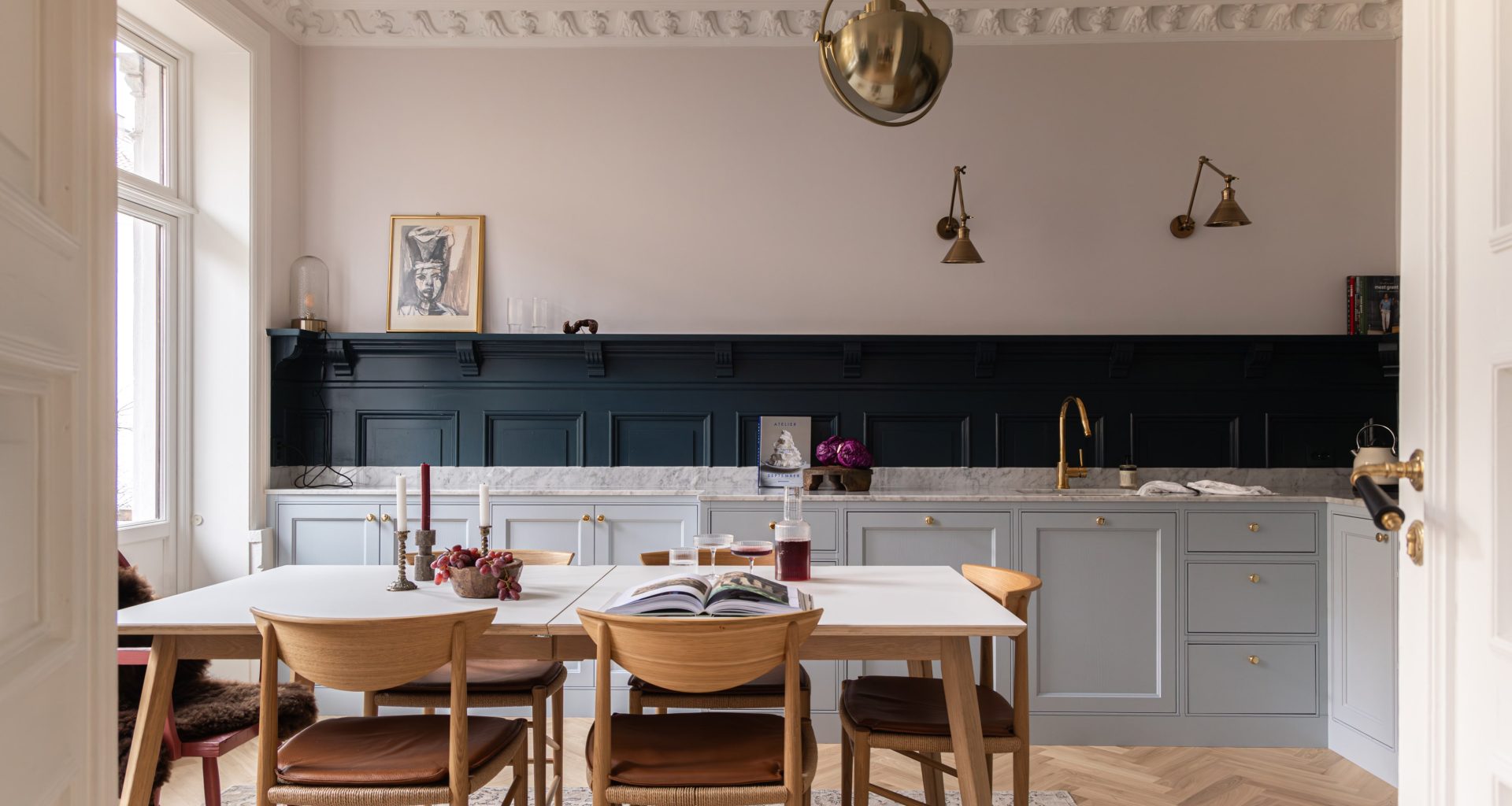 Et elegant kjøkken i blåtoner med et klassisk uttrykk. Kjøkkenet har lekre detaljer i messing som tilfører eksklusivitet i uttrykket. Utført av Lomundal.