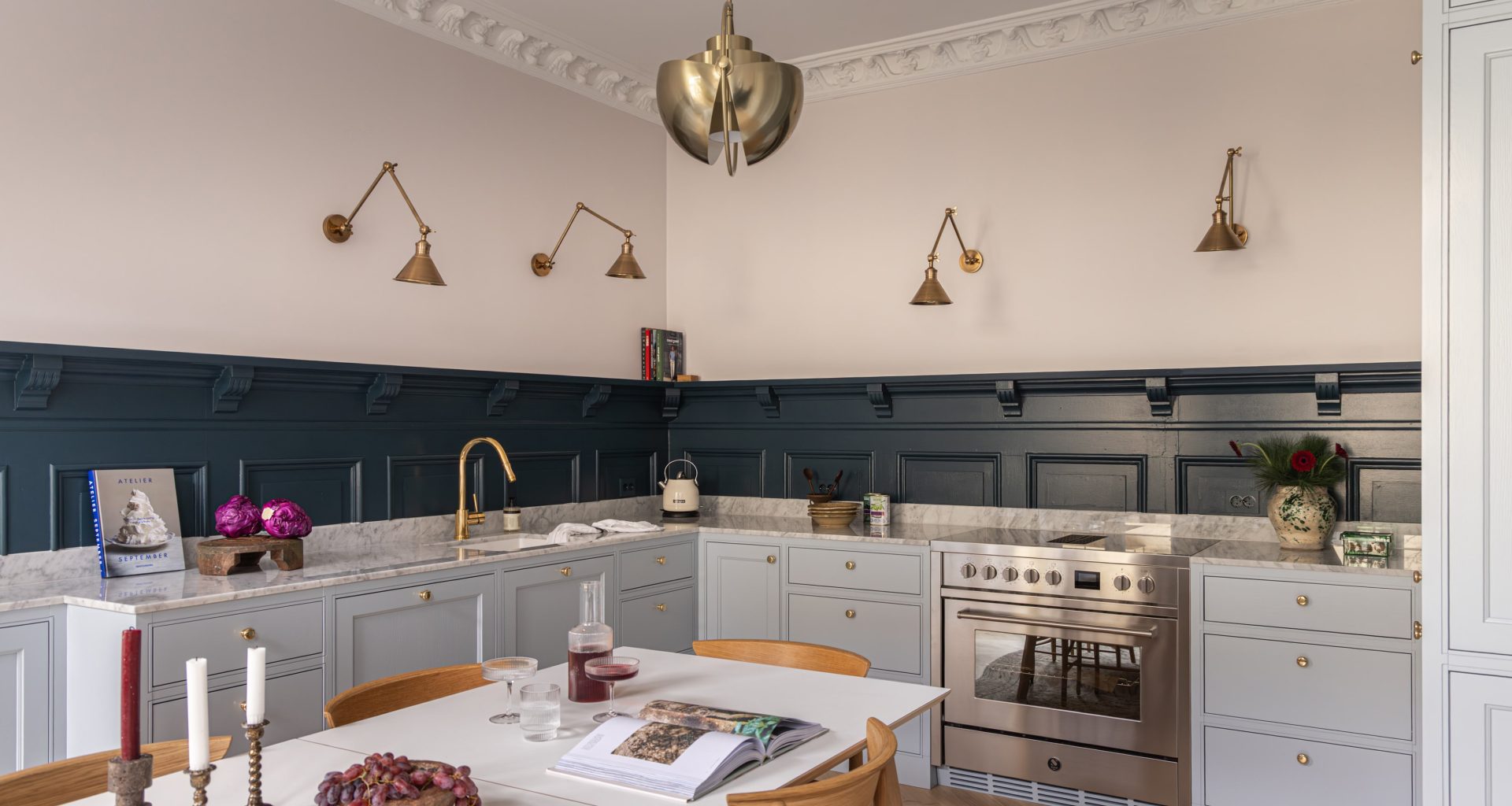 Et elegant kjøkken i blåtoner med et klassisk uttrykk. Kjøkkenet har lekre detaljer i messing som tilfører eksklusivitet i uttrykket. Utført av Lomundal.