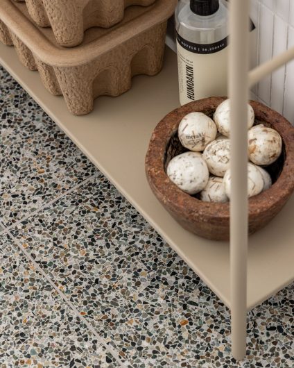 Terrazzofliser med mønster i ulike farger på baderomsgulv. Utført av Lomundal.