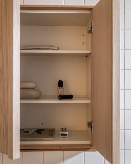 Innebygd skap i baderomsvegg med oppbevaringsmuligheter til baderomsartikler og dekor. Utført av Lomundal.