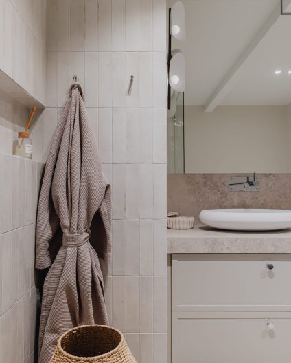 Blanke, beige mosaikkfliser på vegg i dusjsone. Totalrenoveringen er utført av Lomundal.
