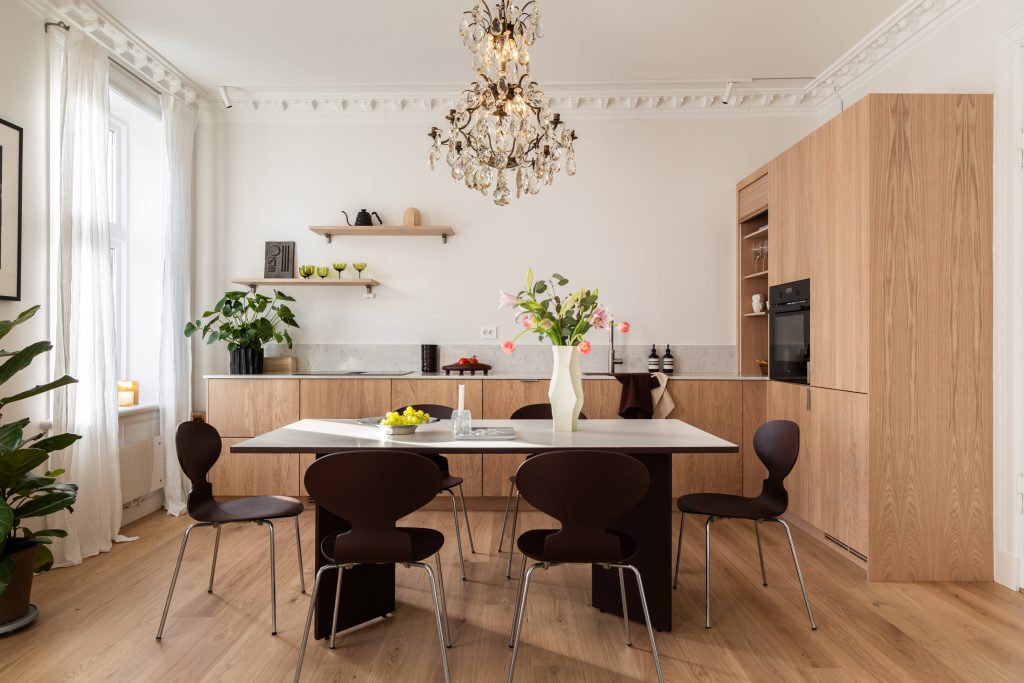 Tidløst kjøkken i nøytrale fargetoner og varmt, lyst treverk. Totalrenoveringen er utført av Lomundal.