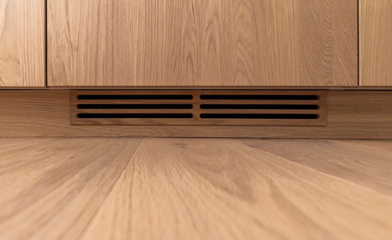 Detaljbilde av kjøkkeninnredning og gulv i lys eik. Totalrenoveringen er utført av Lomundal.