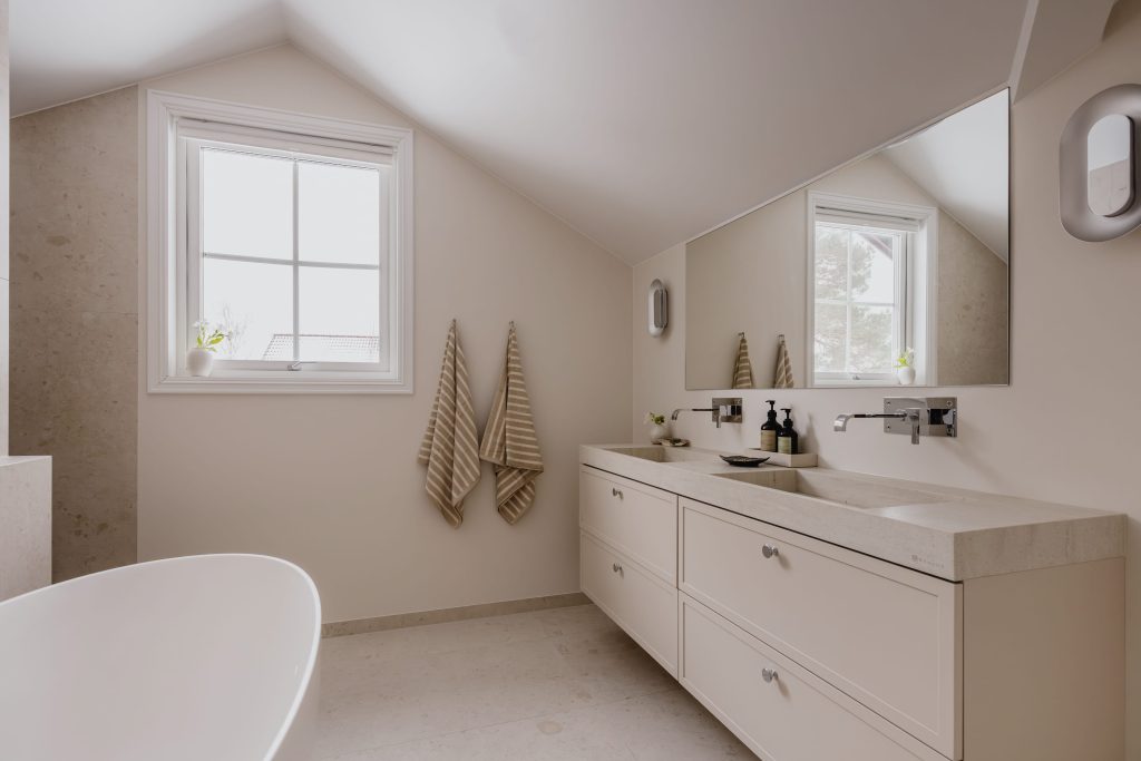 Lyst, klassisk master bad i beige, med både fliser og malte flater. Totalrenoveringen er utført av Lomundal.