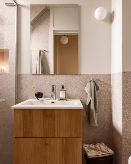 Lyst gjestebad i skandinavisk stil med et varmt og behagelig uttrykk. Badet er totalrenovert av Lomundal.