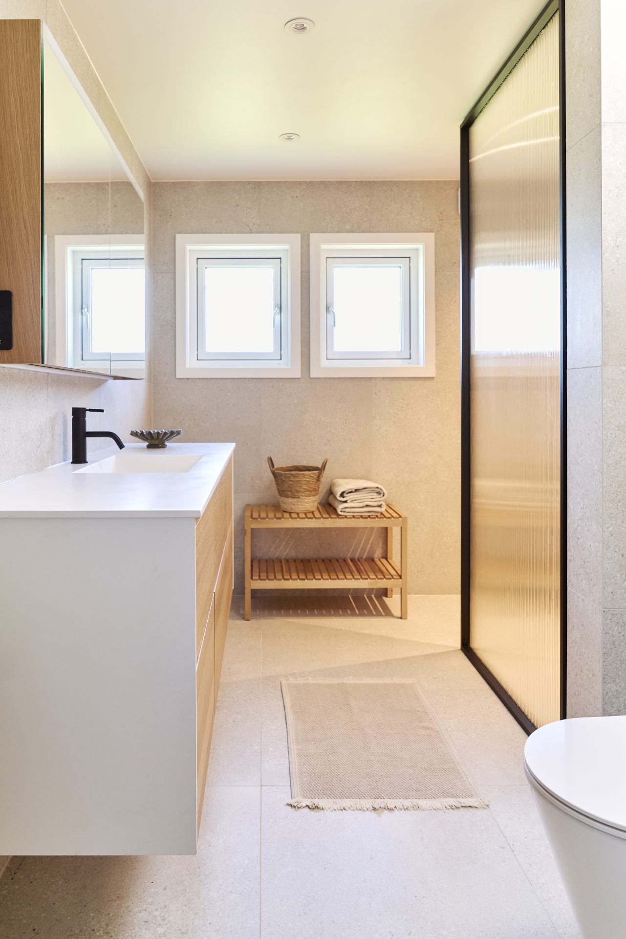 Totalrenovering av et moderne bad i skandinavisk stil, med lyse farger og materialer. Utført av Lomundal. - Bilde