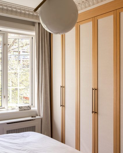 Soverom i klassisk stil med skreddersydd garderobe med et mykt uttrykk. Utført av Lomundal.