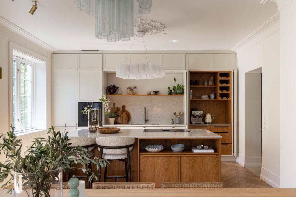 Totalrenovering av et kjøkken i klassisk stil i en bygårdsleilighet på Frogner i Oslo. Utført av Lomundal.