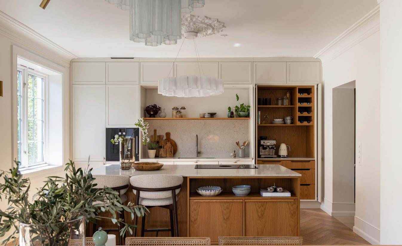 Totalrenovering av et kjøkken i klassisk stil i en bygårdsleilighet på Frogner i Oslo. Utført av Lomundal.