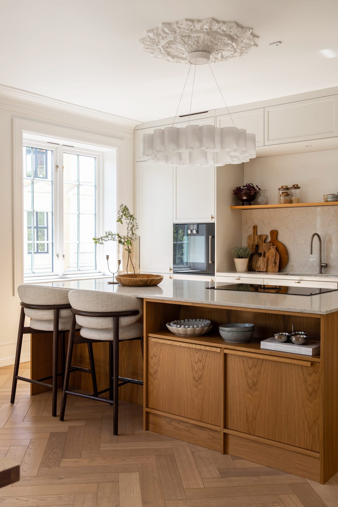 Totalrenovering av et kjøkken i klassisk stil i en bygårdsleilighet på Frogner i Oslo. Utført av Lomundal. - Bilde