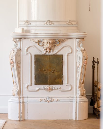 En unik svensk kakkelovn i klassisk stil med elegante detaljer. Utført av Lomundal.