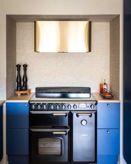 Et unikt kjøkken i moderne stil, men kjøkkeninnredning i kobalt blå og detaljer i sort og messing. Totalrenoveringen er utført av Lomundal.