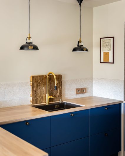 Et moderne kjøkken i minimalistisk stil med farger som gir kjøkkenet særpreg. Totalrenoveringen er utført av Lomundal.
