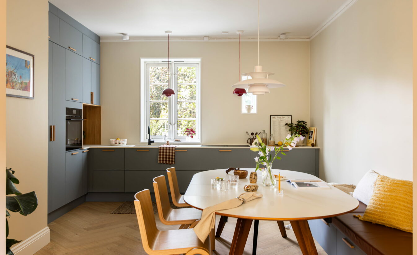 Luftig kjøkken i moderne stil. Kjøkkeninnredningen er fra HTH i en dus blåtone som tilfører rommet varme og karakter. Utført av Lomundal.