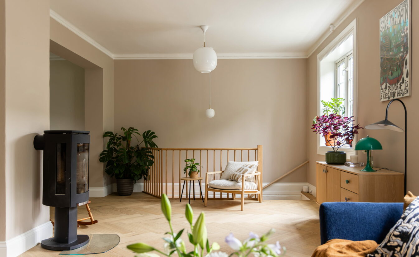 Romslig stue i moderne stil med en åpen og luftig romfølelse. Fiskebensparketten i lyst tre gir rommet et klassisk og elegant preg. Utført av Lomundal.